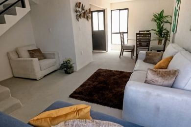 Interior casa piso pulido sillones crema tapete puertas comedor sala