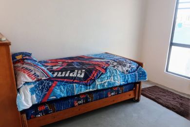 cuarto de nino amplio cobijas spiderman ventana base madera cama individual colchon edredon