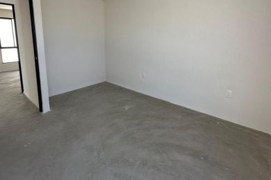 Cuarto amplio piso pulido cemento recamara casa departamento paredes fondo blanco