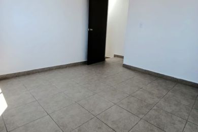 cuarto amplio pared puerta loseta piso ceramica 
