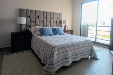 Cama grande king queen colcha edredón base piso lámparas decoración interior terraza cuarto 