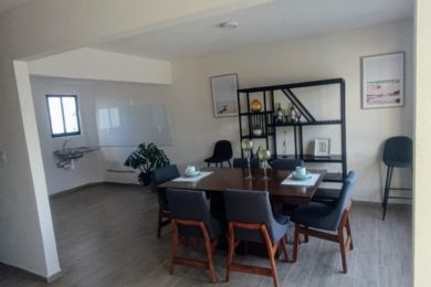 Comedor sillas madera estantes cocina muebles decoración cuadros utensilios de cocina vajilla