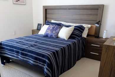 cama comoda de madera recamara cuarto buro mesa de noche cojines almohadas ventana