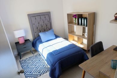 recamara cuarto estante mesa de noche buro lampara base colchon cobijas edredón librero oficina mesa escritorio