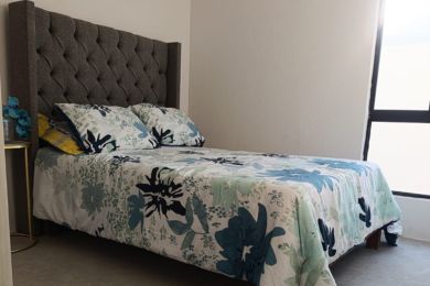 base recamara cuarto colchon cama comodidad cobijas almohadas descanso ventana mesa decoración 